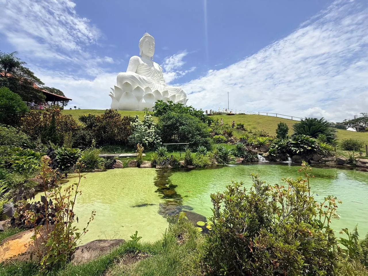 O Buda gigante de Ibiraçu visto de todos os ângulos