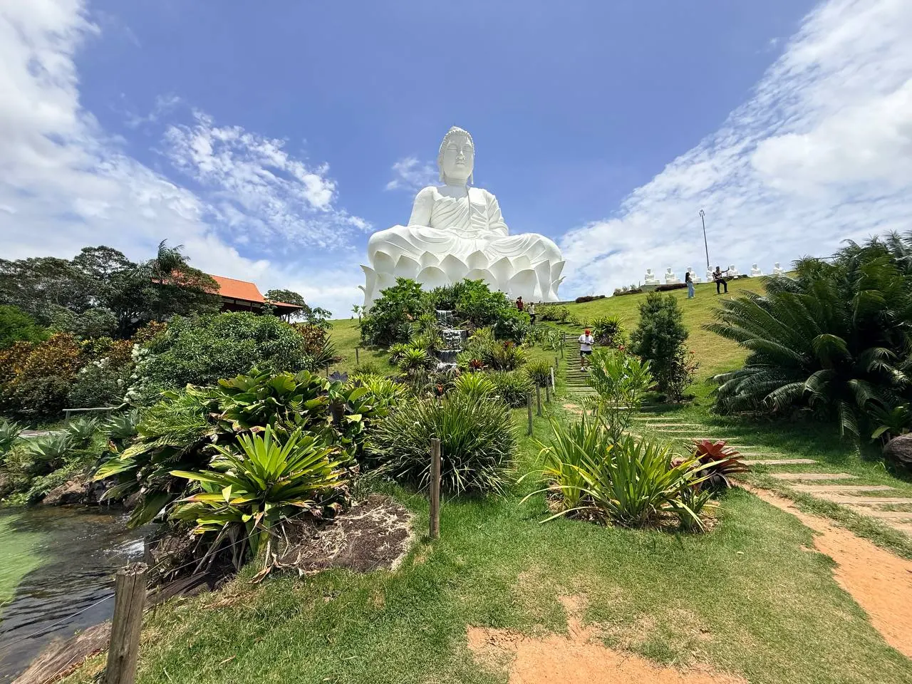 O Buda gigante de Ibiraçu visto de todos os ângulos