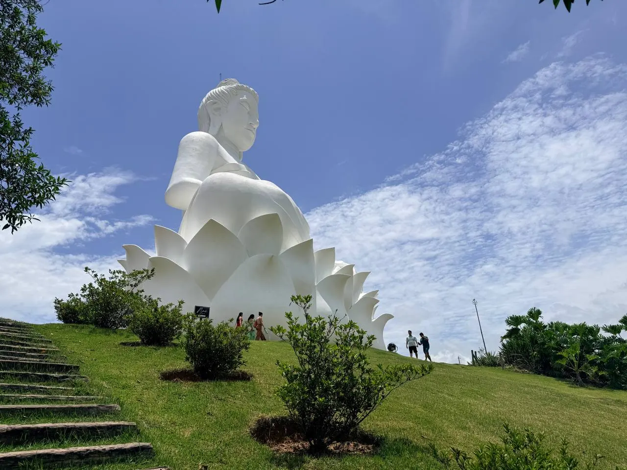 O Buda gigante de Ibiraçu visto de todos os ângulos
