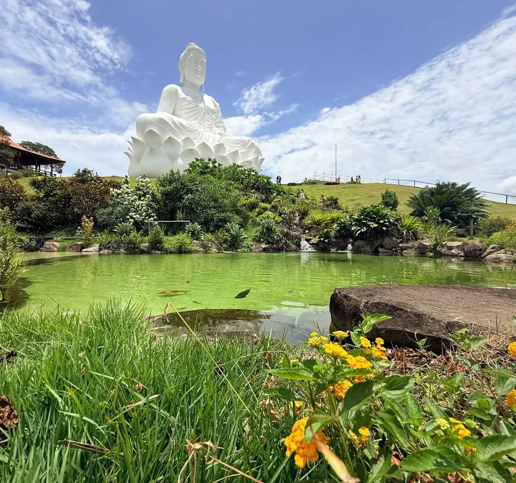 O Buda gigante de Ibiraçu visto de todos os ângulos