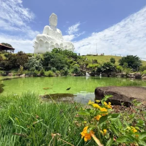 O Buda gigante de Ibiraçu visto de todos os ângulos