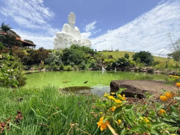 O Buda gigante de Ibiraçu visto de todos os ângulos