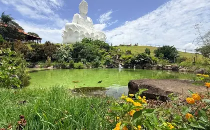 O Buda gigante de Ibiraçu visto de todos os ângulos