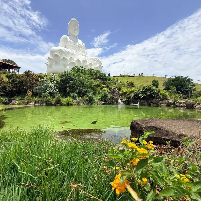 O Buda gigante de Ibiraçu visto de todos os ângulos