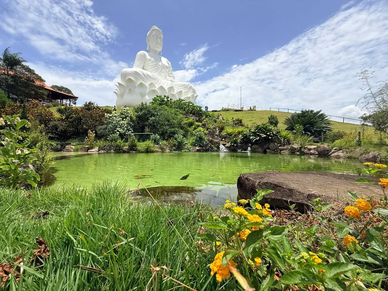 O Buda gigante de Ibiraçu visto de todos os ângulos