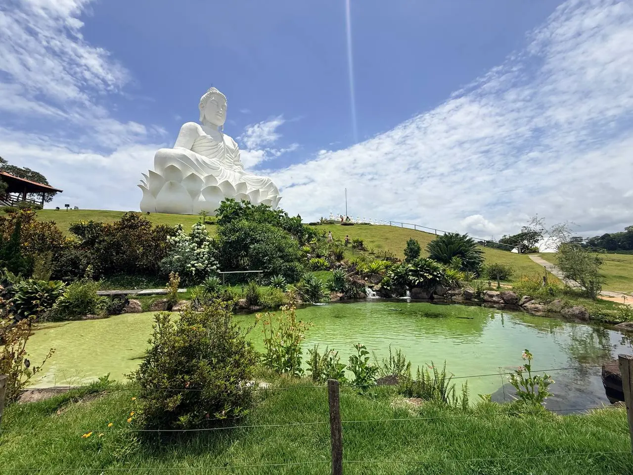 O Buda gigante de Ibiraçu visto de todos os ângulos