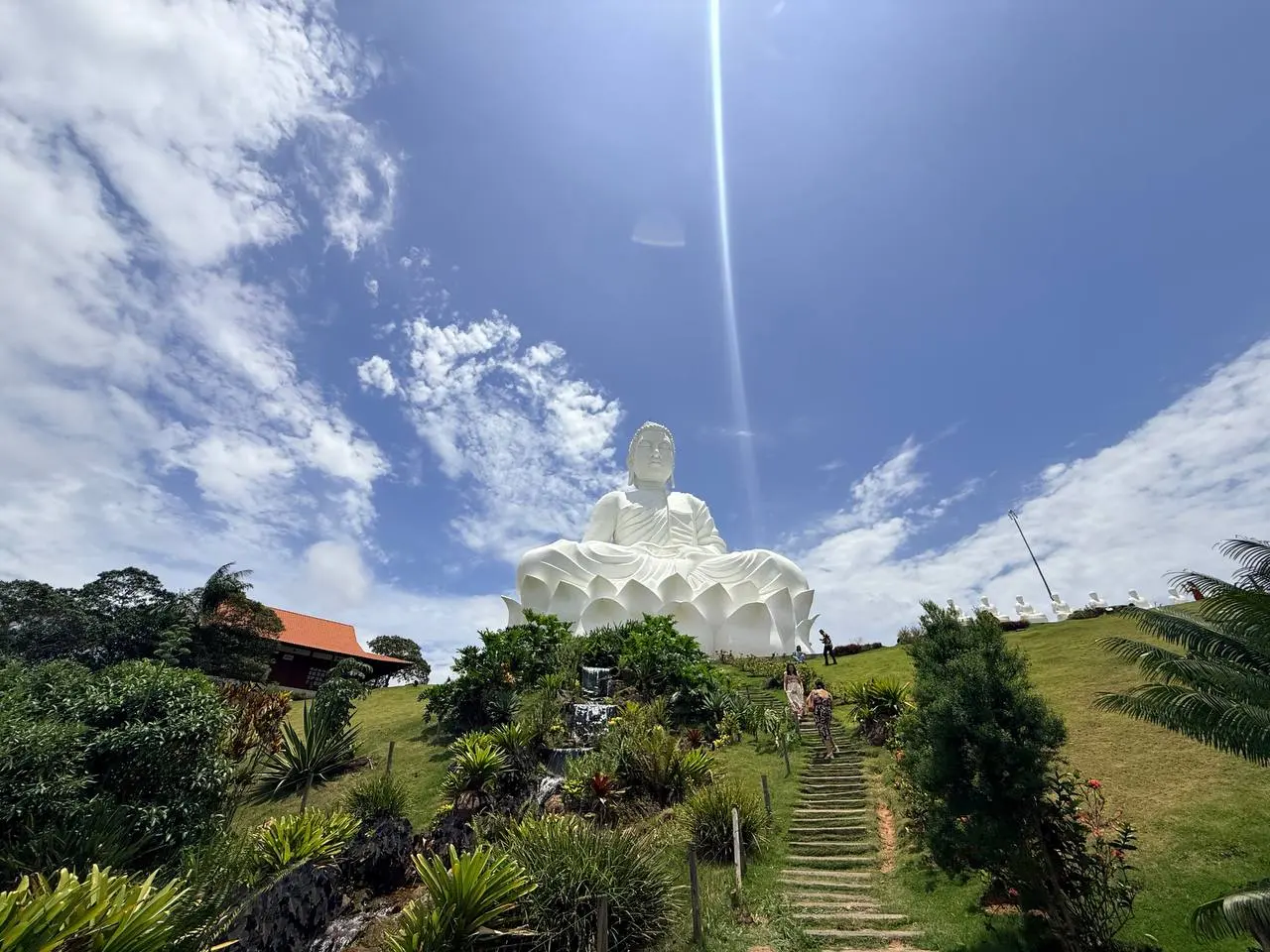O Buda gigante de Ibiraçu visto de todos os ângulos
