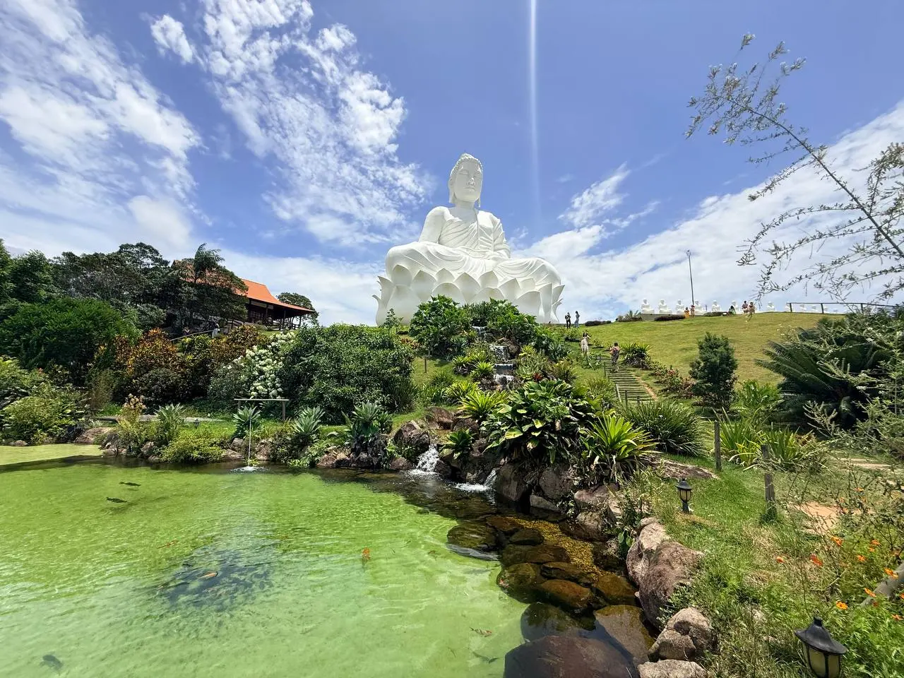 O Buda gigante de Ibiraçu visto de todos os ângulos
