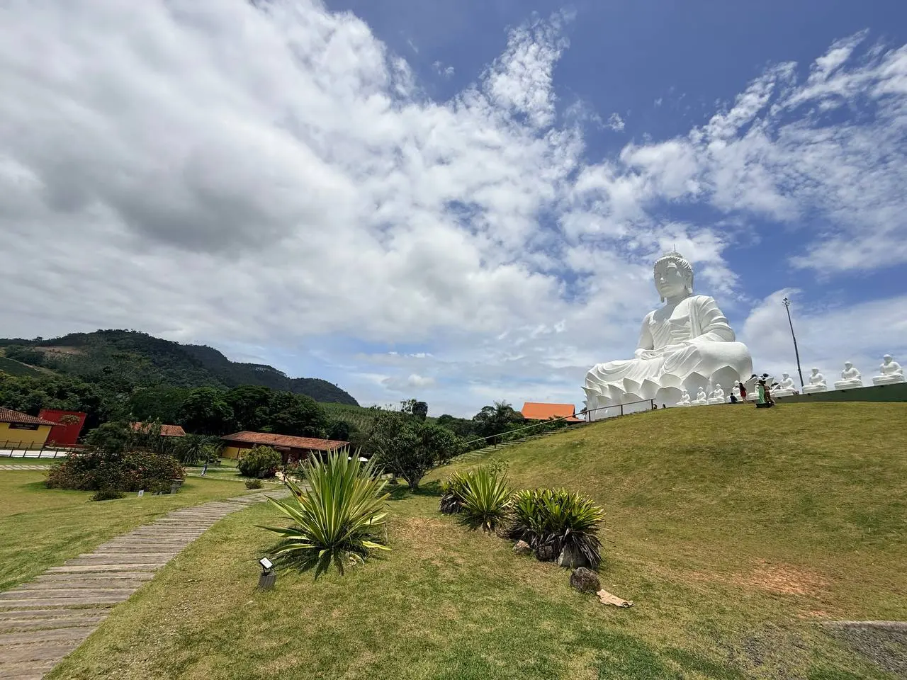O Buda gigante de Ibiraçu visto de todos os ângulos