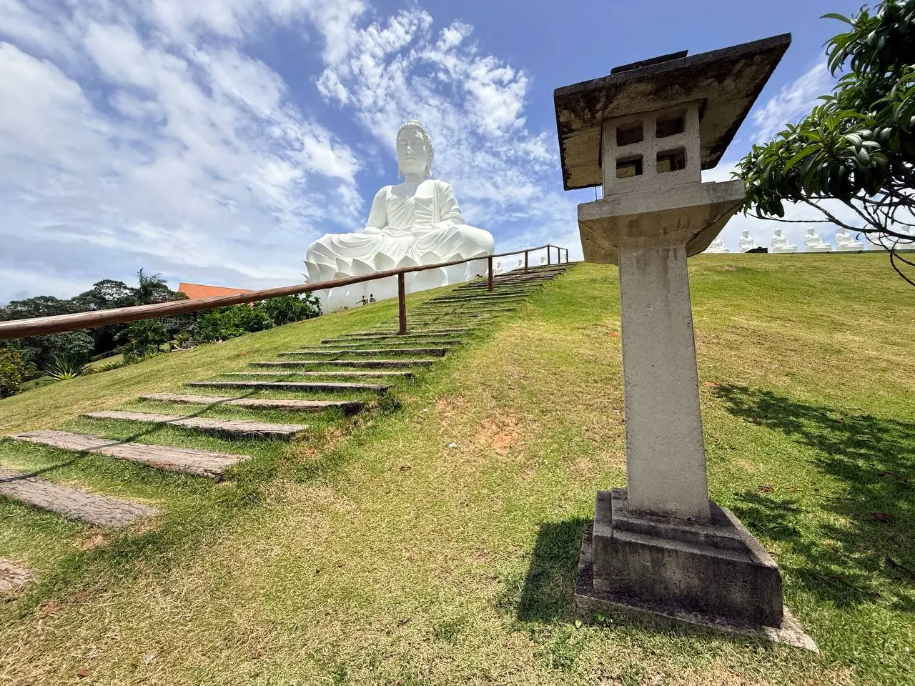 O Buda gigante de Ibiraçu visto de todos os ângulos
