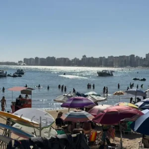 Praia do Morro lotada calor de 30°C atrai milhares em Guarapari
