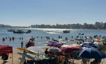 Praia do Morro lotada calor de 30°C atrai milhares em Guarapari