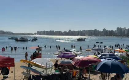Praia do Morro lotada calor de 30°C atrai milhares em Guarapari