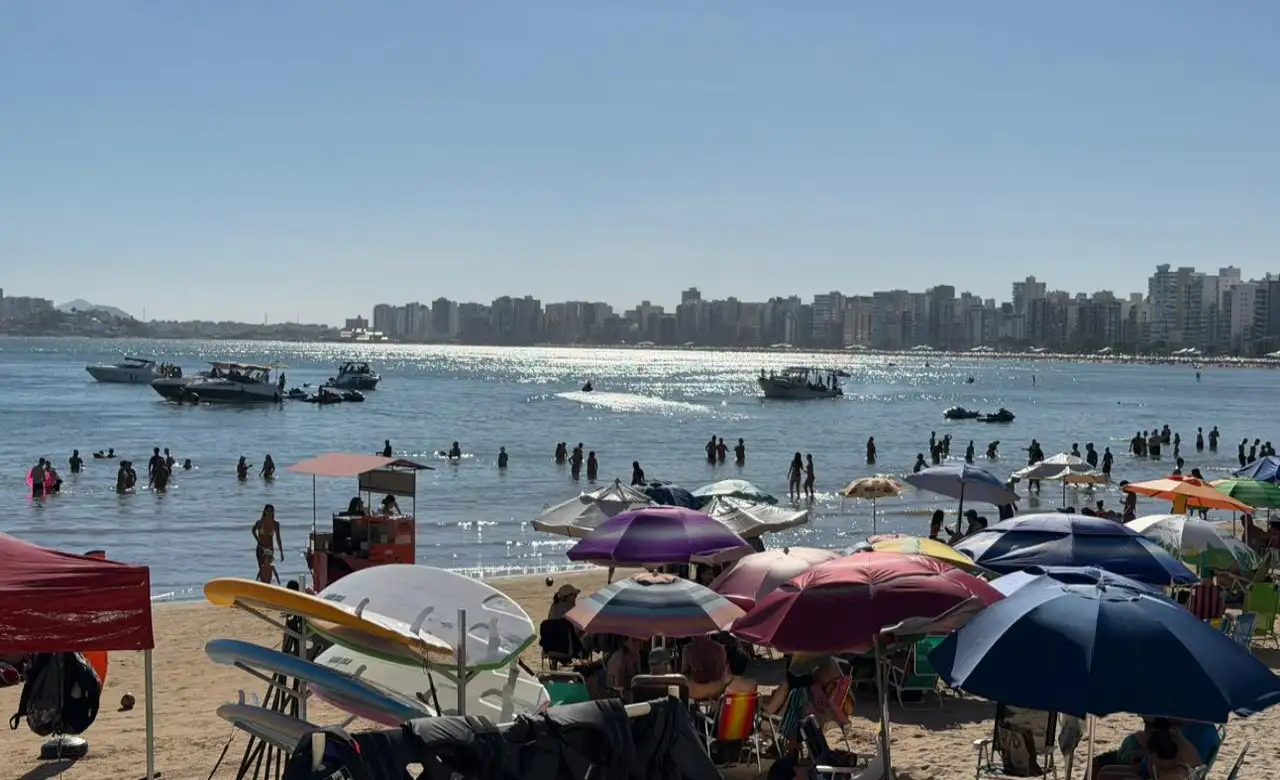Praia do Morro lotada calor de 30°C atrai milhares em Guarapari