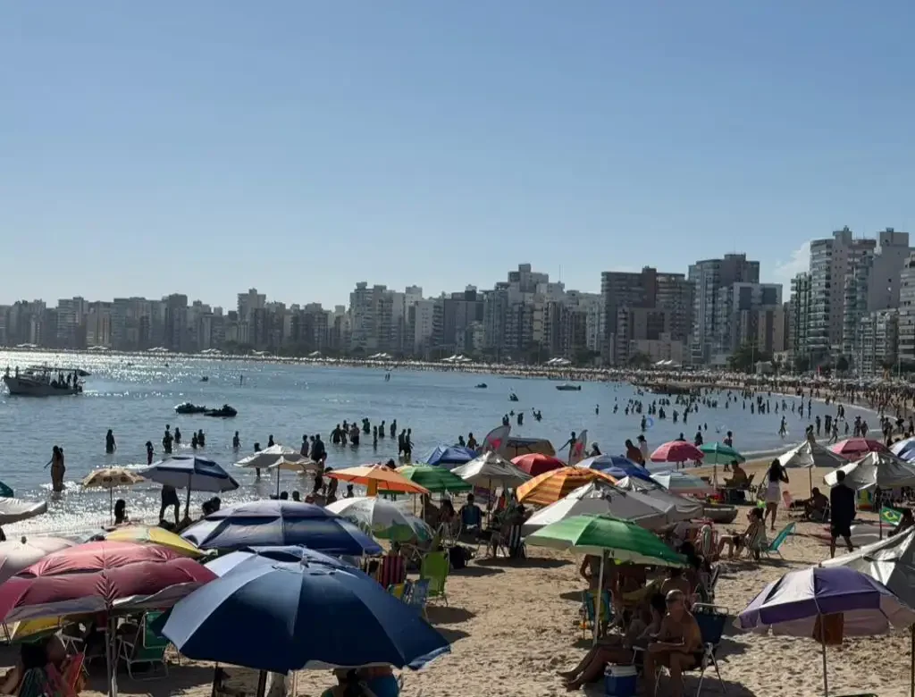 Praia do Morro lotada calor de 30°C atrai milhares em Guarapari