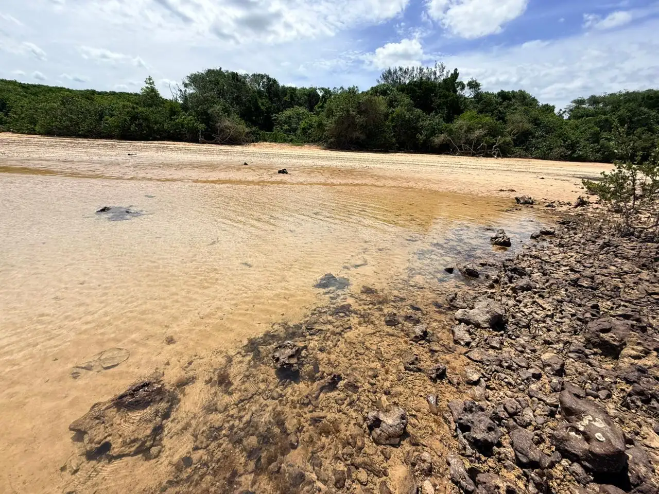 Praia Secreta de Aracruz, também conhecida como Praia do Descanso