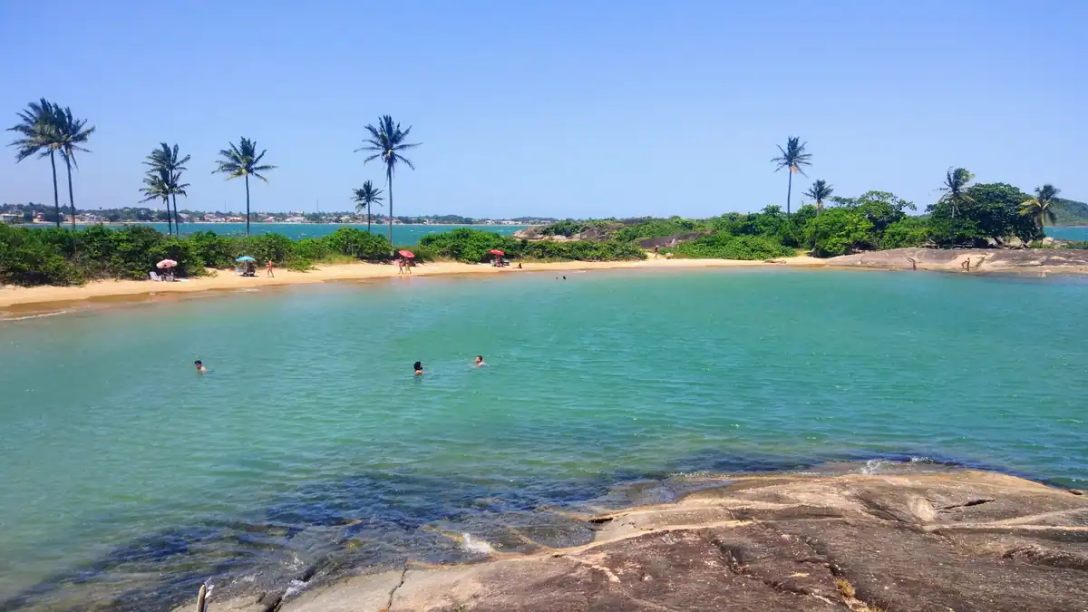 Três Praias em Guarapari com mar calmo e águas cristalinas