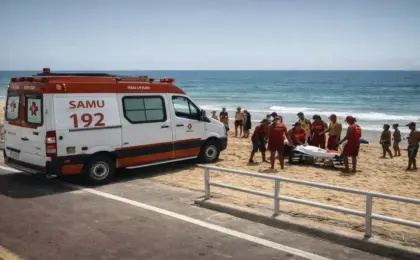 Susto em Itapuã: Tudo sobre o resgate na Colônia de Pescadores hoje 11 "Movimentação de banhistas e equipes de resgate na areia da Praia de Itapuã, em Vila Velha, durante atendimento a uma vítima de afogamento em frente à Colônia de Pescadores."