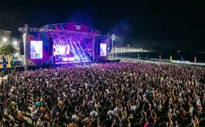 Palco da Arena de Verão em Vitória iluminado durante show gratuito na Praia de Camburi.