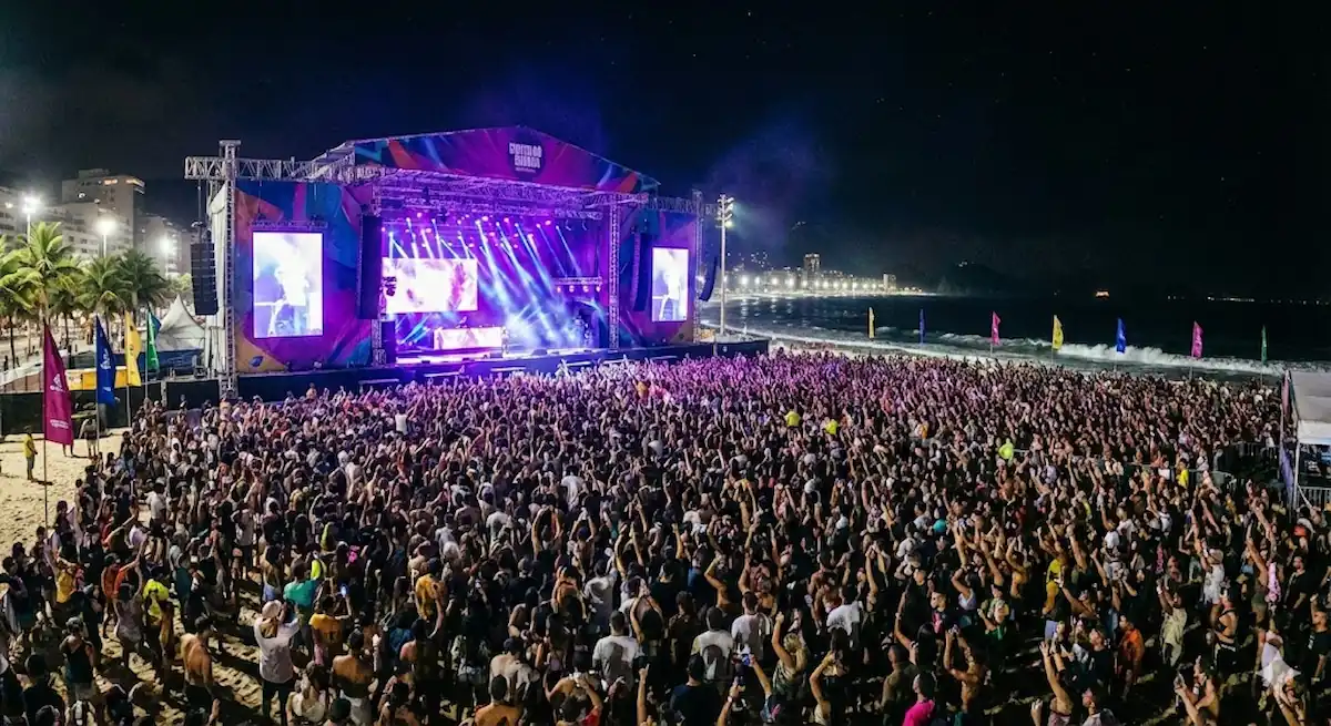 Palco da Arena de Verão em Vitória iluminado durante show gratuito na Praia de Camburi.