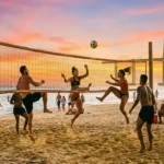 Estrutura da Arena de Verão montada na areia da Praia da Costa, em Vila Velha, com pessoas praticando esportes e palco ao fundo. o que fazer em Vila Velha