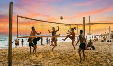 Estrutura da Arena de Verão montada na areia da Praia da Costa, em Vila Velha, com pessoas praticando esportes e palco ao fundo.