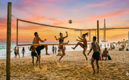 Estrutura da Arena de Verão montada na areia da Praia da Costa, em Vila Velha, com pessoas praticando esportes e palco ao fundo. o que fazer em Vila Velha