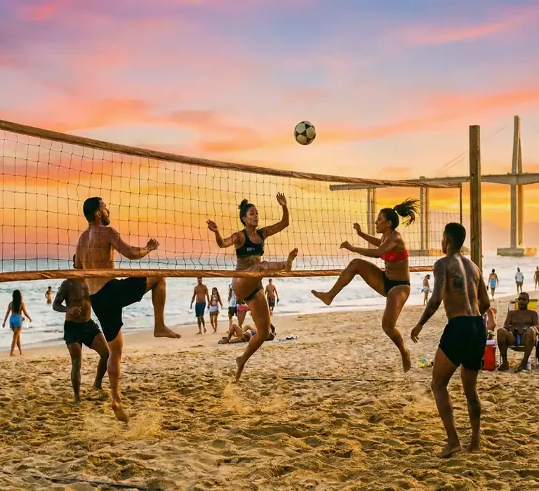 Estrutura da Arena de Verão montada na areia da Praia da Costa, em Vila Velha, com pessoas praticando esportes e palco ao fundo.