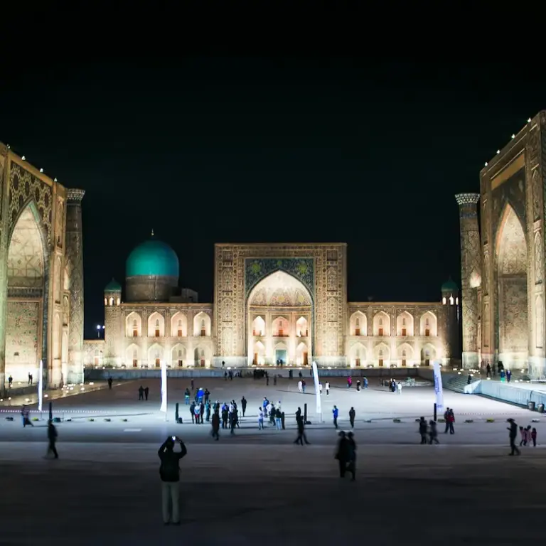 Yurt tradicional nas montanhas do Quirguistão, representando a vida na Ásia Central. Foto de Маруся Печканова