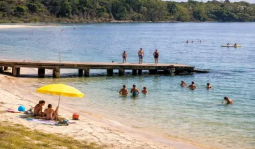 Vista panorâmica da Lagoa Nova em Linhares, local onde banhistas relataram incidentes com peixes.