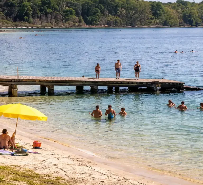 Vista panorâmica da Lagoa Nova em Linhares, local onde banhistas relataram incidentes com peixes.
