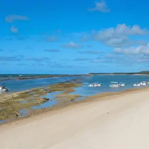 Vista aérea da barreira de recifes formando piscinas naturais na Barra de São Miguel, litoral sul de Alagoas.