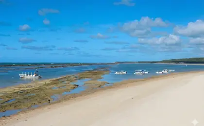 Vista aérea da barreira de recifes formando piscinas naturais na Barra de São Miguel, litoral sul de Alagoas.