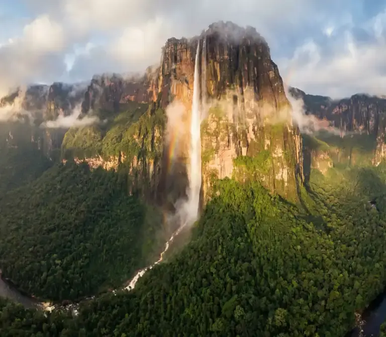 Vista panorâmica do Salto Ángel, a cachoeira mais alta do mundo, descendo do Auyantepui na Venezuela.