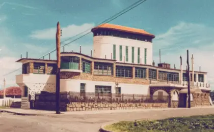 Feita de garrafas e luxo: Relembre a lendária 'Casa do Navio' em Vila Velha 8 Fachada da extinta Casa do Navio na Praia da Costa, Vila Velha, com detalhes em fundos de garrafa e formato de embarcação.
