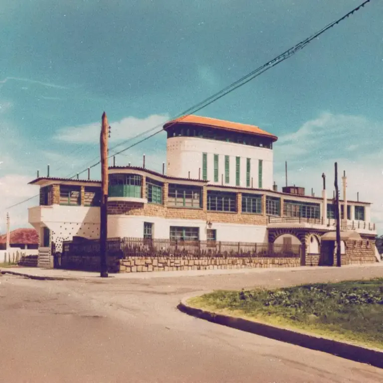 Fachada da extinta Casa do Navio na Praia da Costa, Vila Velha, com detalhes em fundos de garrafa e formato de embarcação.