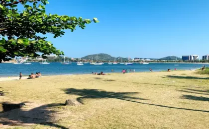 Vista panorâmica de Vitória e da Terceira Ponte em um dia de sol e céu azul.