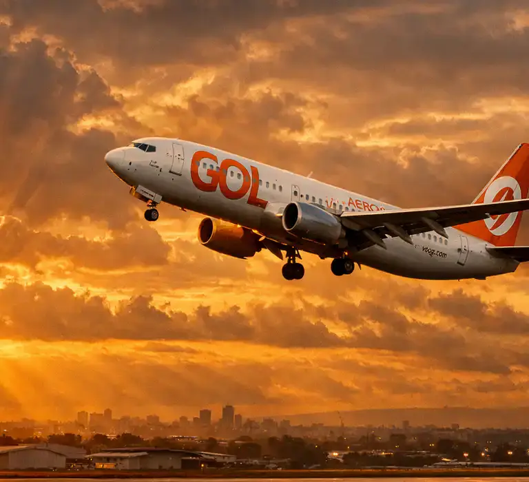 Avião da GOL Linhas Aéreas em decolagem, ilustrando a notícia da morte de seu fundador, Constantino Júnior.