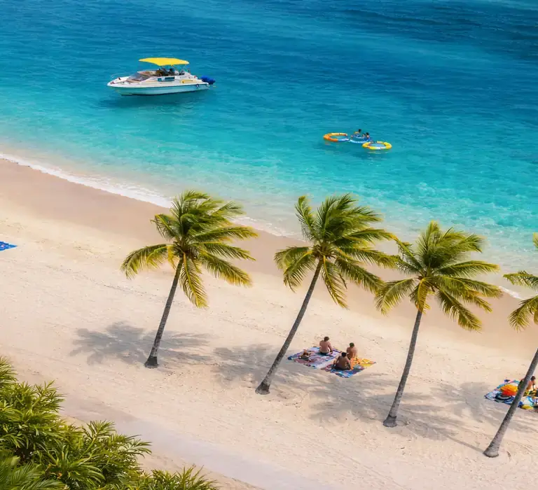Vista panorâmica da costa de Maui, Havaí, mostrando o contraste entre o mar azul turquesa, rochas vulcânicas e a vegetação tropical.