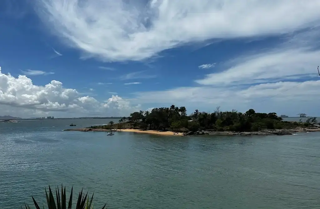 Vista aérea da Ilha da Baleia, popularmente conhecida como Ilha da Xuxa, na Baía de Vitória, Espírito Santo.