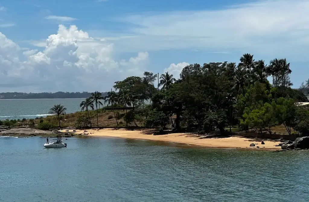 Vista aérea da Ilha da Baleia, popularmente conhecida como Ilha da Xuxa, na Baía de Vitória, Espírito Santo.