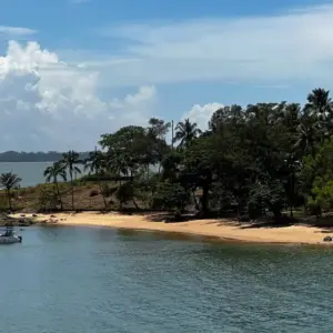 Vista aérea da Ilha da Baleia, popularmente conhecida como Ilha da Xuxa, na Baía de Vitória, Espírito Santo.