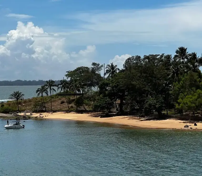 Vista aérea da Ilha da Baleia, popularmente conhecida como Ilha da Xuxa, na Baía de Vitória, Espírito Santo.