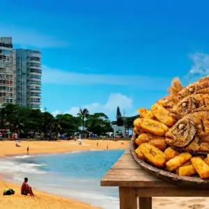 Porção generosa de peroá frito crocante com banana da terra e vinagrete, servida em um quiosque de praia ensolarado no Espírito Santo.