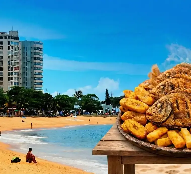 Porção generosa de peroá frito crocante com banana da terra e vinagrete, servida em um quiosque de praia ensolarado no Espírito Santo.