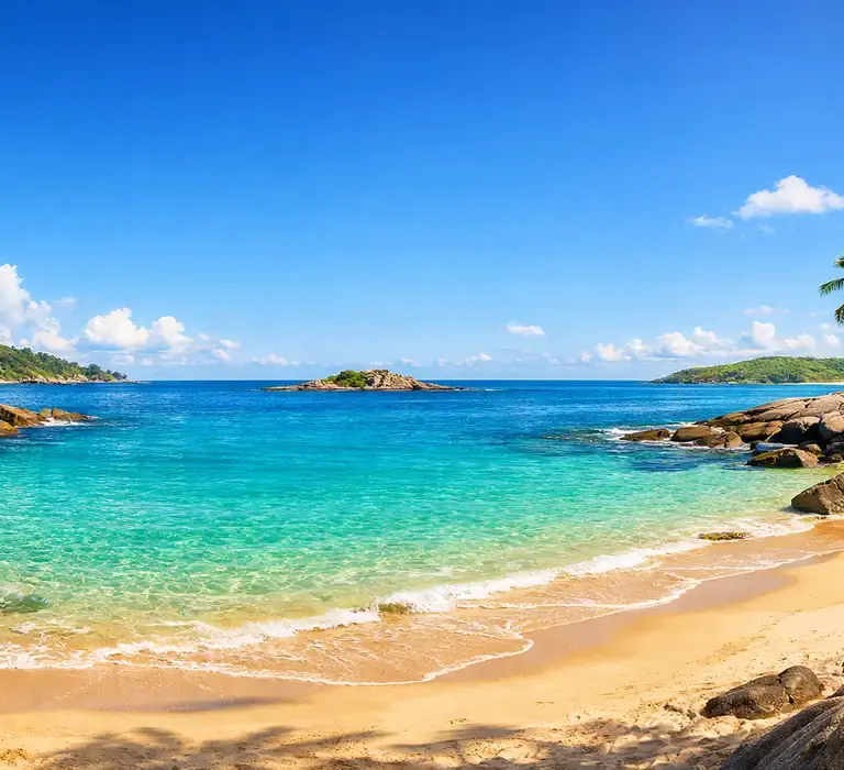 Paisagem paradisíaca representando as melhores praias do Espírito Santo, com mar azul e areia dourada em dia de sol.