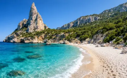 Vista da praia de Cala Goloritzé na Sardenha, eleita uma das melhores praias da Itália e do mundo