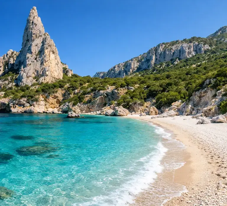 Vista da praia de Cala Goloritzé na Sardenha, eleita uma das melhores praias da Itália e do mundo