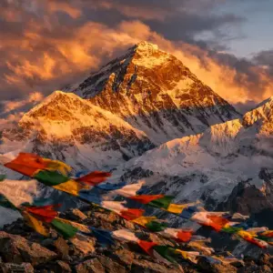 Pico do Monte Everest com nuvens dramáticas e bandeiras de oração, ilustrando o ambiente hostil da Zona da Morte.