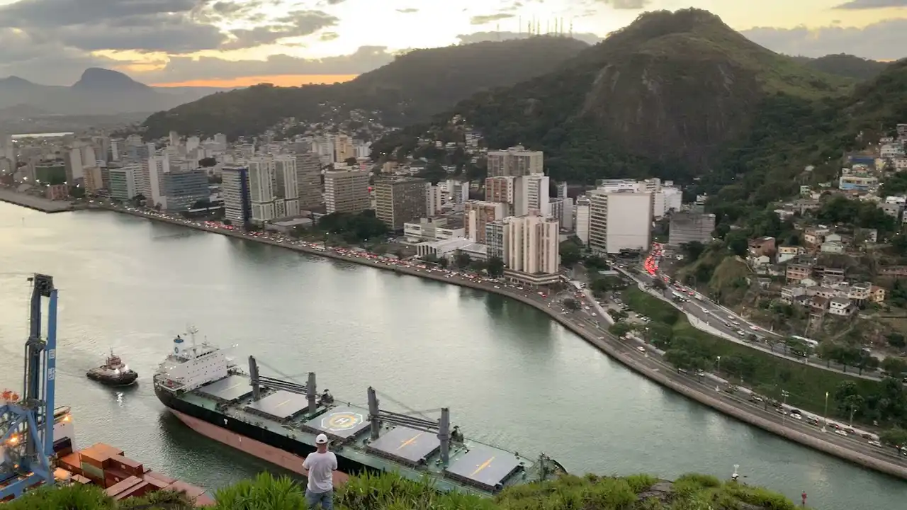 Vista panorâmica do topo do Morro do Penedo com a Terceira Ponte e a Baía de Vitória ao fundo.